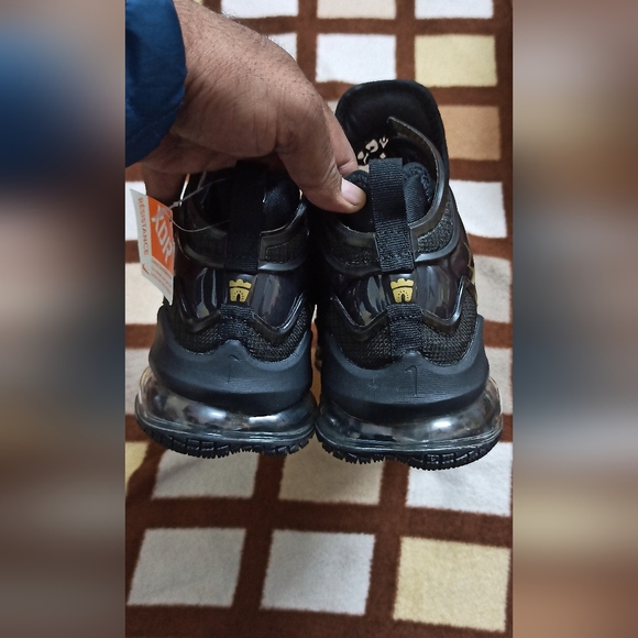 Nike Lebron Xix - Picture 13 of 15